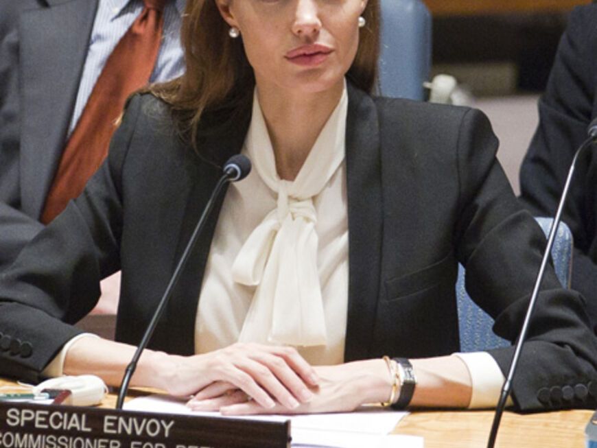 Juni 2013: Angelina Jolie beklagt vor dem  UN-Sicherheitsrat, dass Vergewaltigungen in Kriegszonen noch nicht als  wichtiges Thema wahrgenommen würden