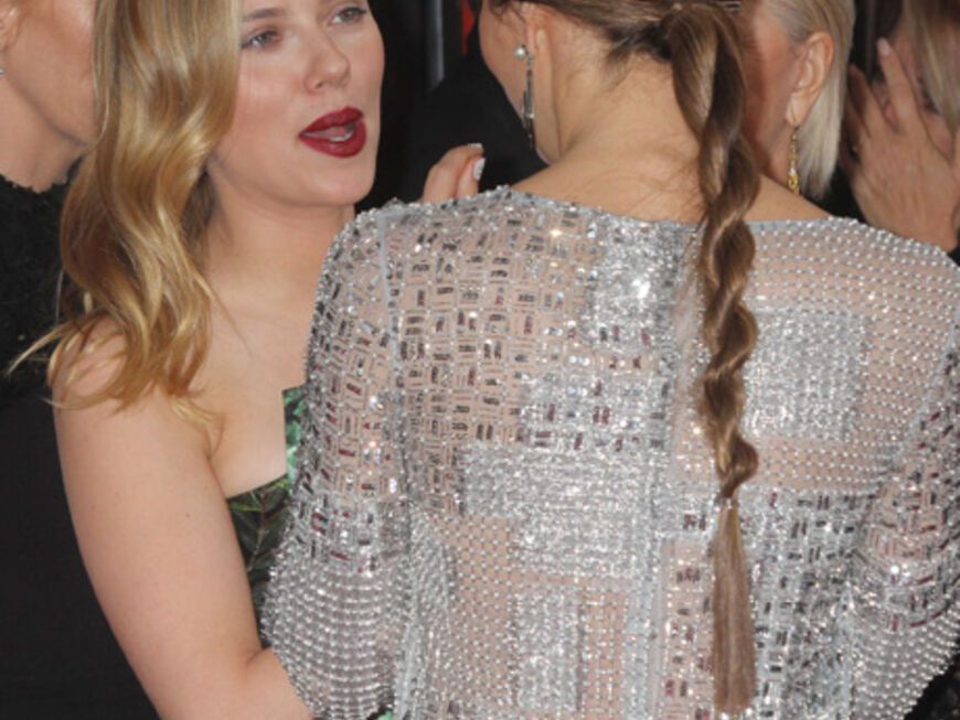 Was sich Scarlett Johansson und Jessica Biel wohl zu sagen hatten? Vielleicht gab's ja Details zu Jessicas Traumhochzeit in Italien