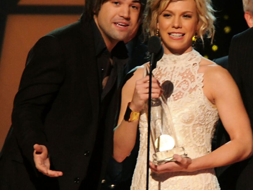 Reid Perry und Kimberly Perry von der Band "The Perry" freuen sich über ihren Award als "Beste Newcomer"