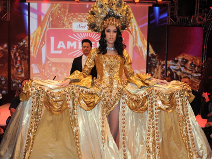 Rebecca Mir präsentiert ein atemberaubendes goldenes Kleid mit Pralinen besetzt