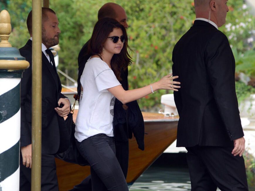 Gesichtet: Selena Gomez. Die Freundin von Justin Bieber reiste am Dienstag, 4. September, in Venedig an (und hatte vier drei Bodyguards im Schlepptau)