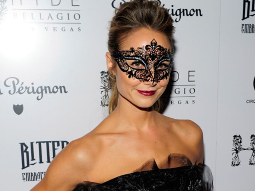 Stacy Keibler, akutelle Freundin von George Clooney, war Gastgeberin einer Maskerade-Party in Hollywood. George war übrigens nicht zu sehen - vielleicht weil seine Verkleidung so gut war?