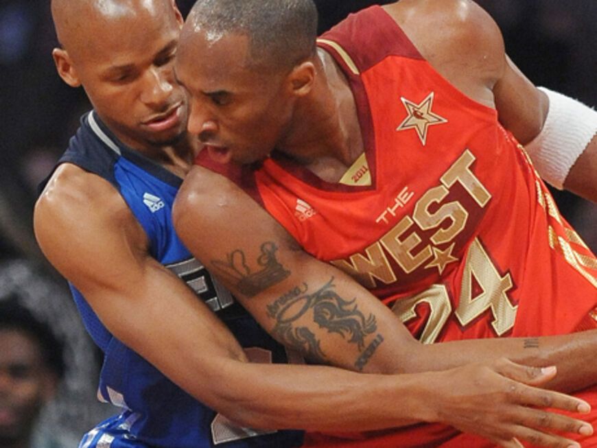 The West Team-Spieler Kobe Bryant (LA Lakers) im Duell mit Ray Allen (Boston Celtics﻿)