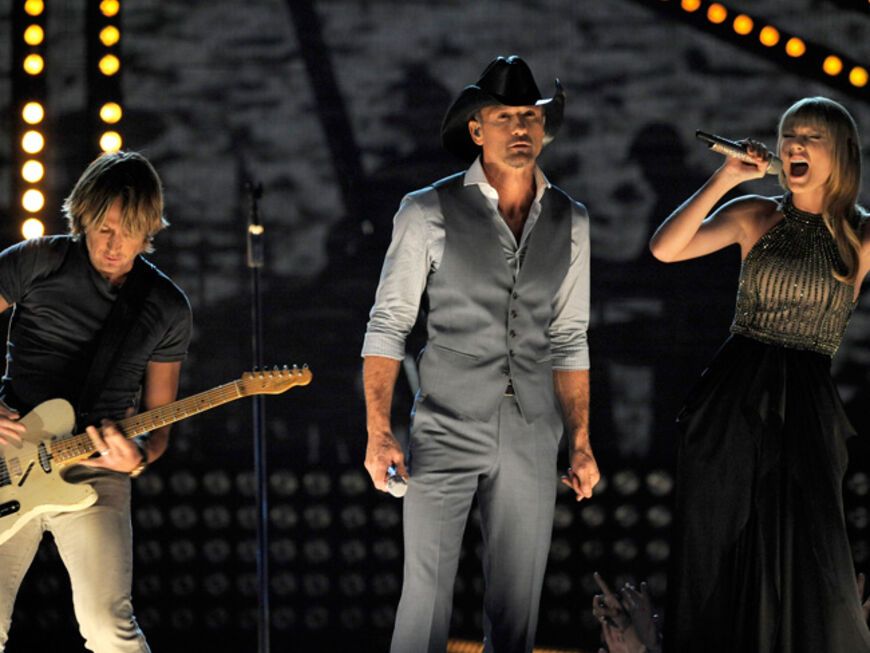 Dieser Auftriit gehörte zu den Highlights des Abends: Keith Urban, Tim McGraw und Taylor Swift sangen gemeinsam Tims Song "Highway Dont Careâ