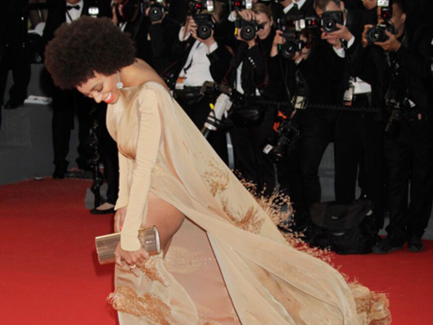 Hoppala! Beyoncés Schwester Solange Knowles kämpfte mit ihrem sandfarbenen Flatter-Kleid