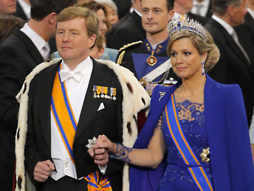 Nach 123 Jahren ist erstmals wieder ein Mann an der Spitze der Monarchen. Gegen Mittag wurden bei einer offiziellen Zeremonie in der Kirche Willem-Alexander und seine Frau Máxima zum König und zur Königin der Niederlande ernannt