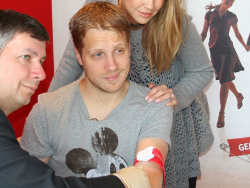 März 2012: Die Pochers helfen gern und lassen sich für die DeutscheKnochenmarkspenderdatei medienwirksam Blut abnehmen