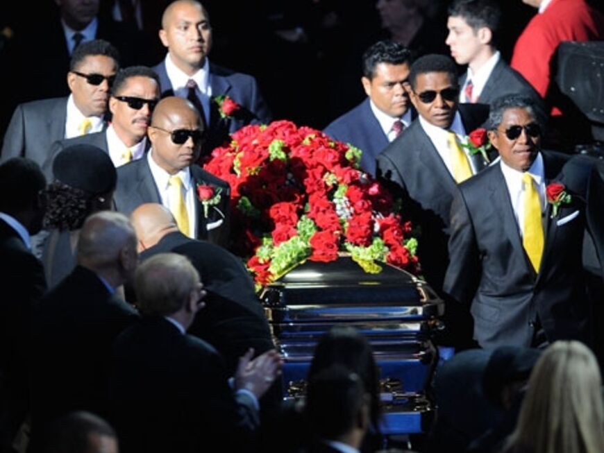 Die Welt hält den Atem an: Michaels Sarg wird von seinen Brüdern in das Staples Center getragen