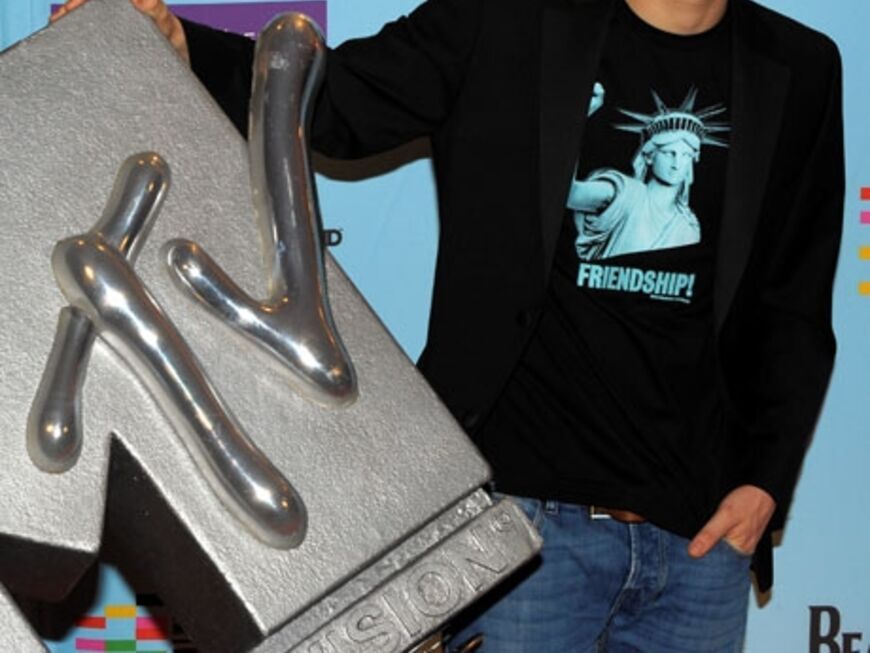 Matthias Schweighöfer posiert vor dem riesigen MTV Europe Music Awards Logo