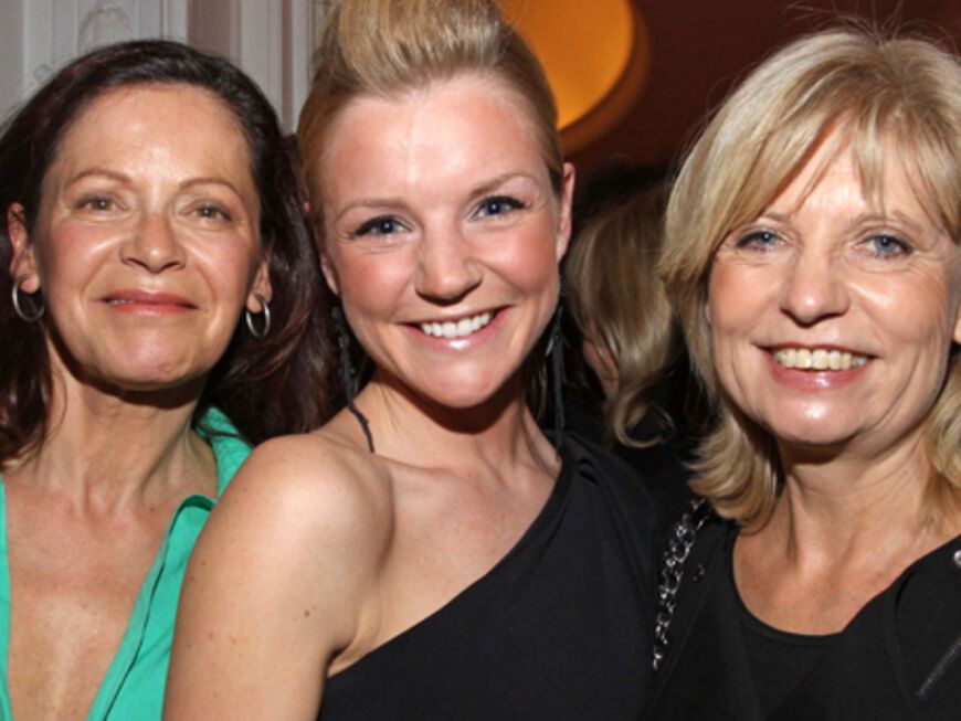 Angela Roy, Kim-Sarah Brandts und Freundin amüsierten sich prächtig im Hamburger Atlantic Hotel