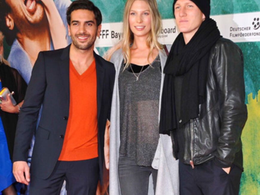 Hauptdarsteller Elyas posiert mit Fußball-Profi Bastian Schweinsteiger und seiner Freundin Sarah Brandner