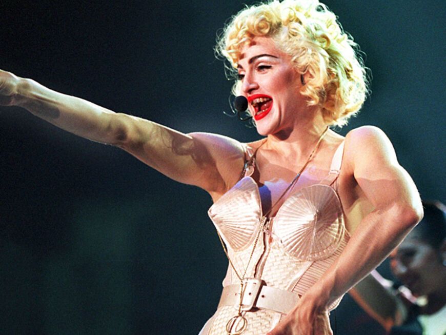 Auf der Bühne: Madonna mit blonder Marylin-Frisur und knallrotem Lippenstift