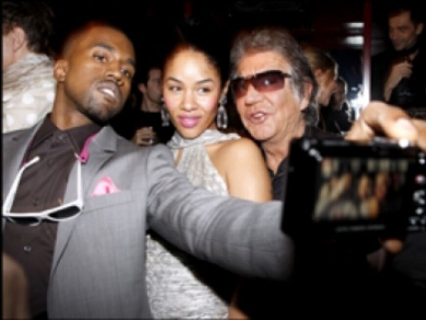 Bleibender Eindruck: Rapper Kanye West (mit seiner Verlobten Alexis PhifeR) machte ein Erinnerungsfoto mit Gastgeber Roberto Cavalli (rechts) 