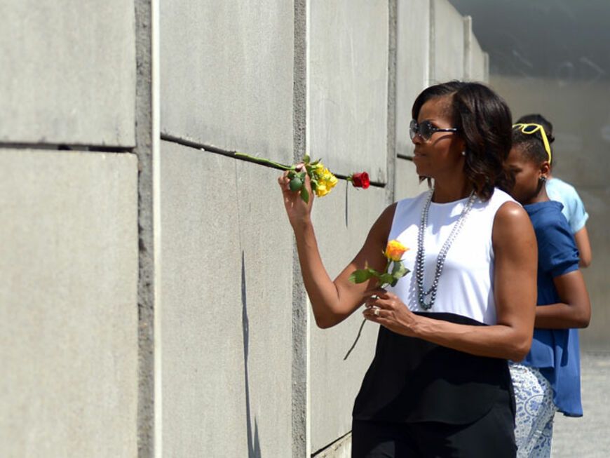 Die First Lady besucht mit ihren Kindern Malia und Sasha die Berliner Mauer