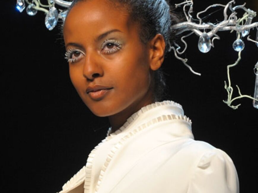 Model Sara Nuru trÃ¤gt kunstvollen Haarschmuck bei Scherer Gonzáles