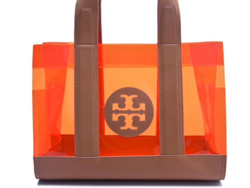 Was in diesem Sommer Trend ist? Transparente Plastiktaschen in Knallfarben! Hier zeigen wir euch die 10 coolsten Exemplare - wie diese hier: Orange Tasche von Tory Burch über shopbop.com, ca. 180 Euro
