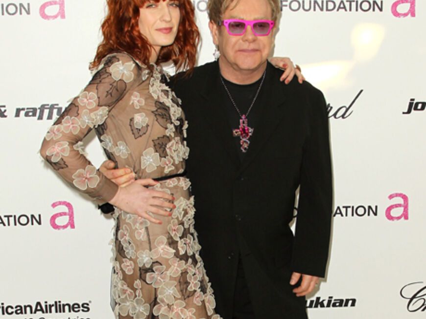 Florence Welch und Gastgeber Elton John posieren für die Kameras