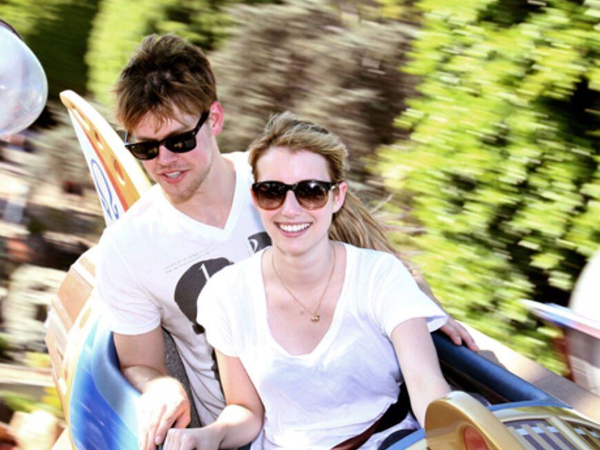 Was für ein Höllenritt: Emma Roberts wagt sich mit ihrem Freund Chord Overstreet auf die Achterbahn im Disneyland