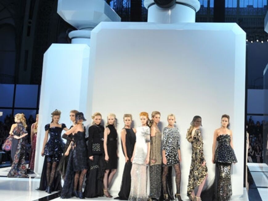 Übergroße Parfumflakons und typische Mode in Schwarz-Weiss gab es bei Chanel zu bewundern