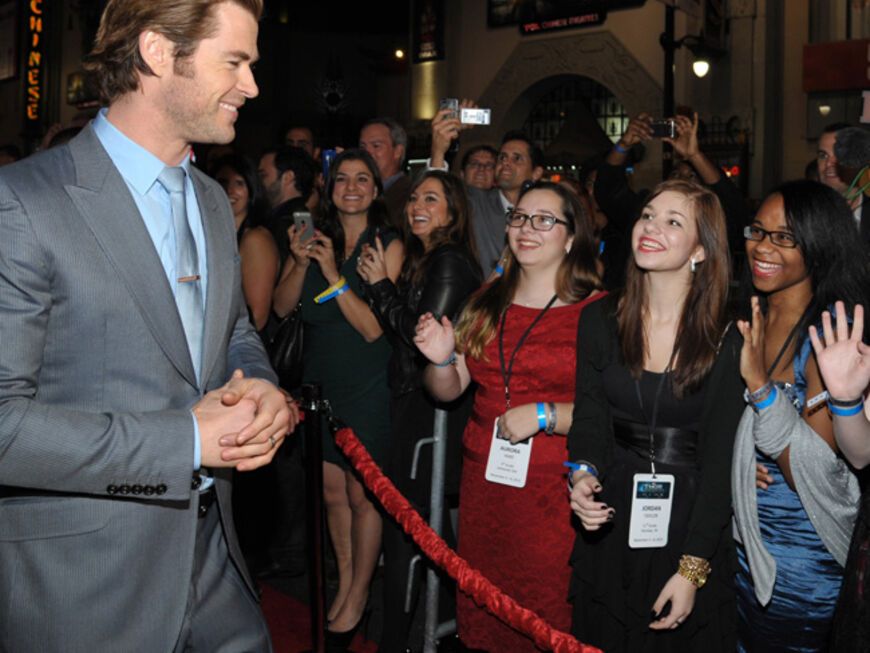 Chris Hemsworth ist nicht nur bei Interviews ein charmanter Gesprächspartner. Auch für die meist weiblichen Premiere-Fans nimmt er sich Zeit, um zu plaudern