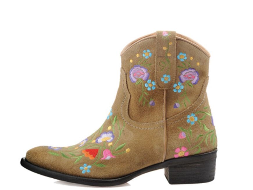 26. Juni 2012: Biker-Babe meets Flower-Girl! Leder-Boots mit Blüten-Stickerei von Buffalo, ca. 170 Euro