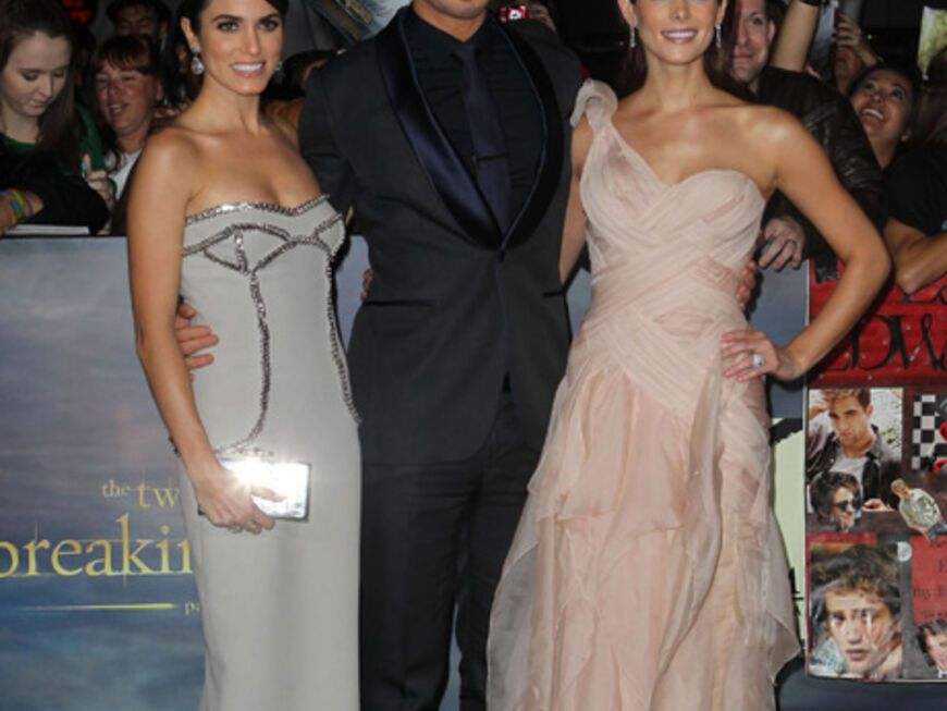 Kellan Lutz hat gleich zwei schöne Frauen im Arm: Nikki Reed und Ashley Greene