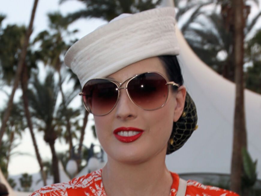 Im locker lässigen 50s Hawaii-Print-Dress und passendem Pill Box Hut sorgte die Burlesque-Tänzerin für viele Blicke
