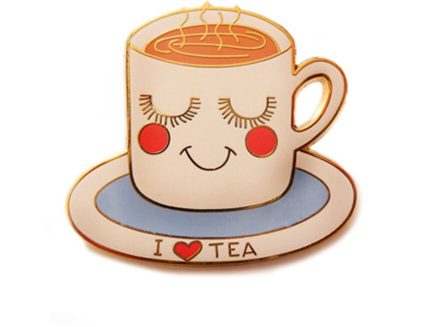 19. August 2012: Wir können einfach nicht widerstehen und schenken uns gleich noch eine Tasse ein! Super süße Brosche im "I love tea"-Design über fkids-are-older.de, ca. 12 Euro