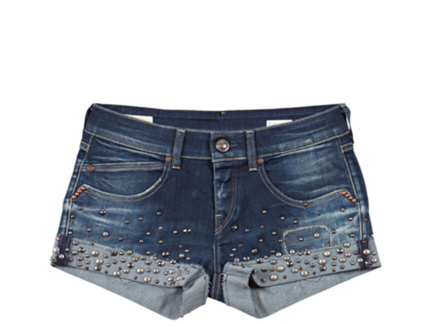22. September 2012: Wer Jeans mag, wird diese Shorts lieben. Die Nieten-besetzte Denim-Shorts ist von We are Replay und ist für ca. 260 Euro erhältlich
