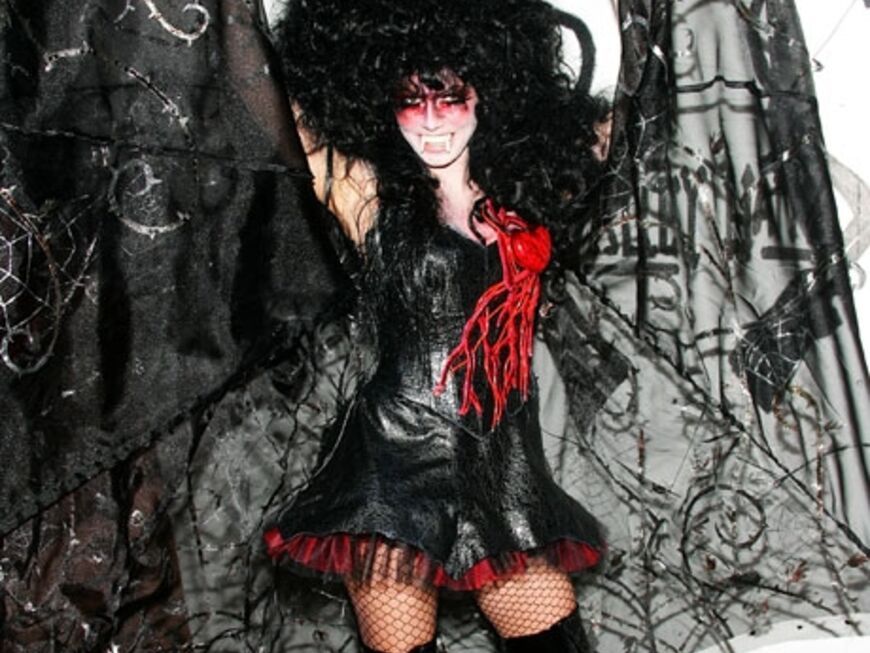 2005: Heidi Klum als gruselige Dracula-Frau. Sie liebt Halloween - und als karnevalserprobte Rheinländerin aufwendige Kostüme 