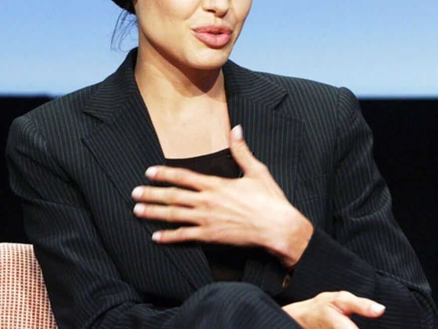 UNCA (United Nations Correspondents Association) verleiht Jolie die Auszeichnung für ihre Arbeit als UN-Botschafterin des guten Willens