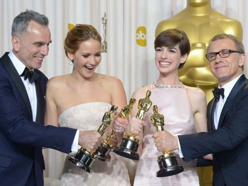 Es ist Oscar-Zeit! OK! blickt noch einmal auf die schönsten Oscar-Preisträger und Momente der letzten Jahre zurück. 2013 gewannen Daniel Day-Lewis ("Bester Hauptdarsteller"), Jennifer Lawrence ("Beste Hauptdarstellerin"), Anne Hathaway ("Beste Nebendarstellerin") und Christoph Waltz ("Bester Nebendarsteller")