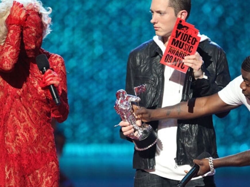 Rapper Eminem übergibt Lady GaGa ihre Auszeichnung