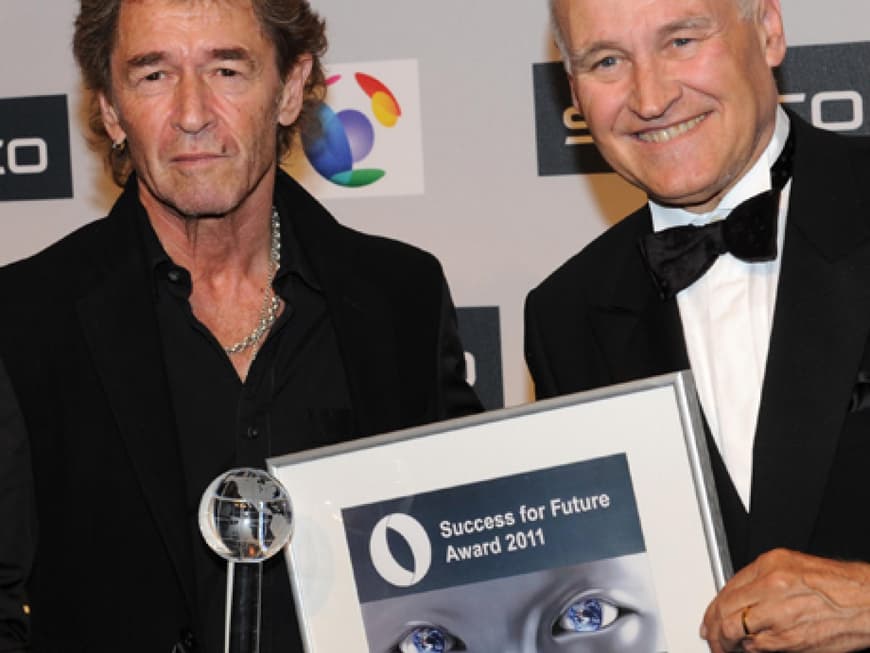 Musiker Peter Maffay bekam von Staatsminister Erwin Huber den Ehrenpreis überreicht