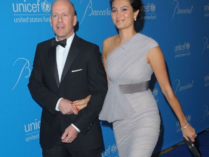 Wie zwei Frischverliebte: Bruce Willis kam in Begleitung seiner hübschen Frau Emma Hemming und nahm sie zärtlich an die Hand