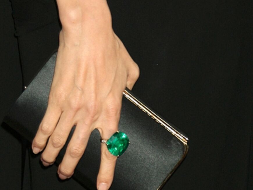 Angelina Jolie punktet im eleganten Schwarzen: Am Zeigefinger trägt die als beste Hauptdarstellerin Nominierte einen Smaragd-Ring