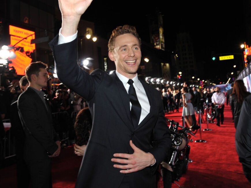 Tom Hiddleston begrüßt gut gelaunt die wartenden Fans