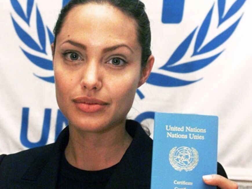 Hier zeigt sie ihren UN-Pass