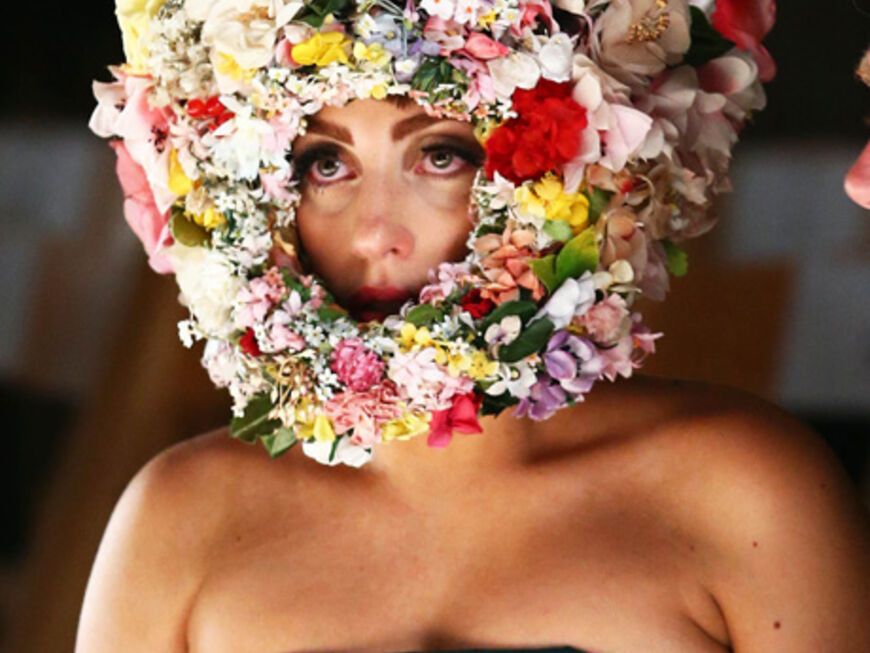 Lady Gaga ist die Mutter der schrägen Outfits. Auch im Jahr 2012 sorgte sie für Fashion-Überraschungen. Dieser Blumen-Ball auf ihrem Kopf treibt jedoch nicht nur ihr die Tränen in die Augen