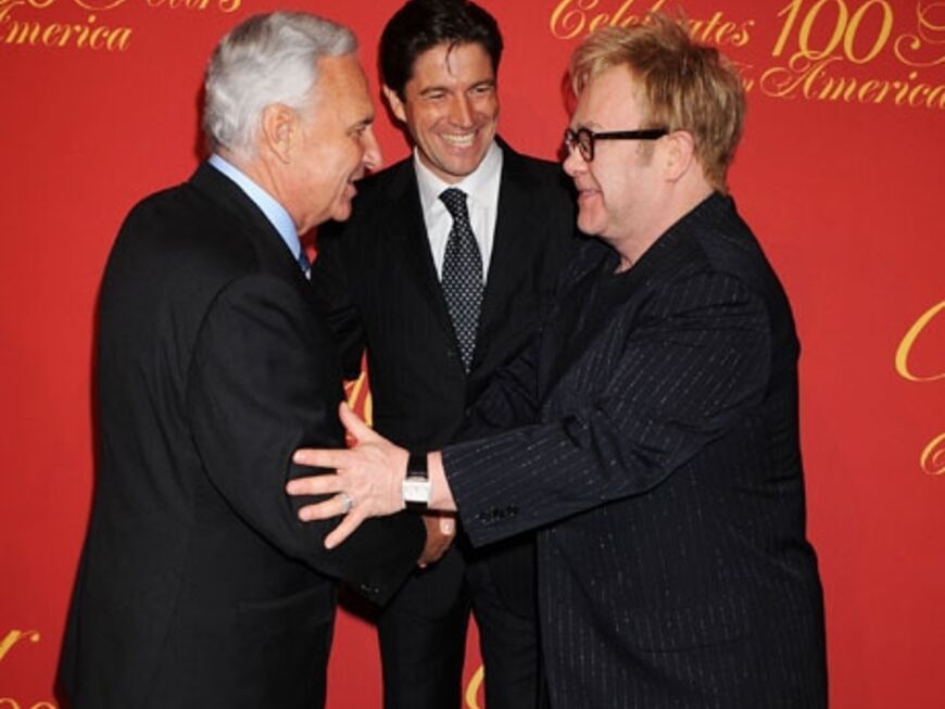 Elton John zusammen mit den beiden "Cartier"-Chefs Bernard Fornas und Frederic de Narp