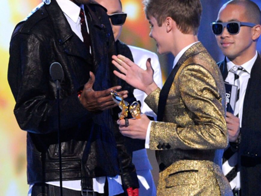 "Danke, man!" könnte Justin Bieber zu Snoop Dogg gesagt haben, als er ihm den Preis für den besten Künstler in den digitalen Medien überlieh