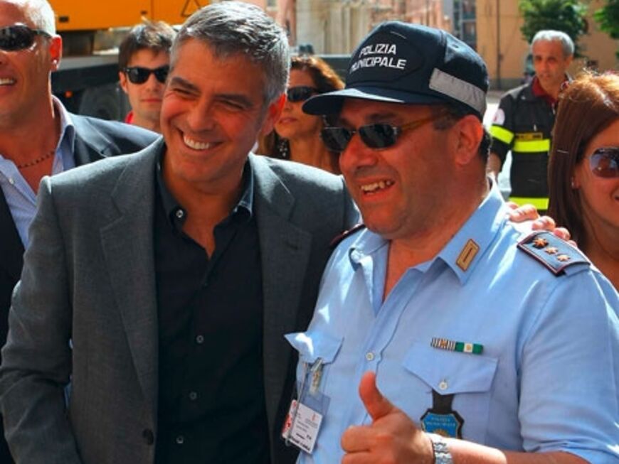 George Clooney posiert mit einem italienischen Fan