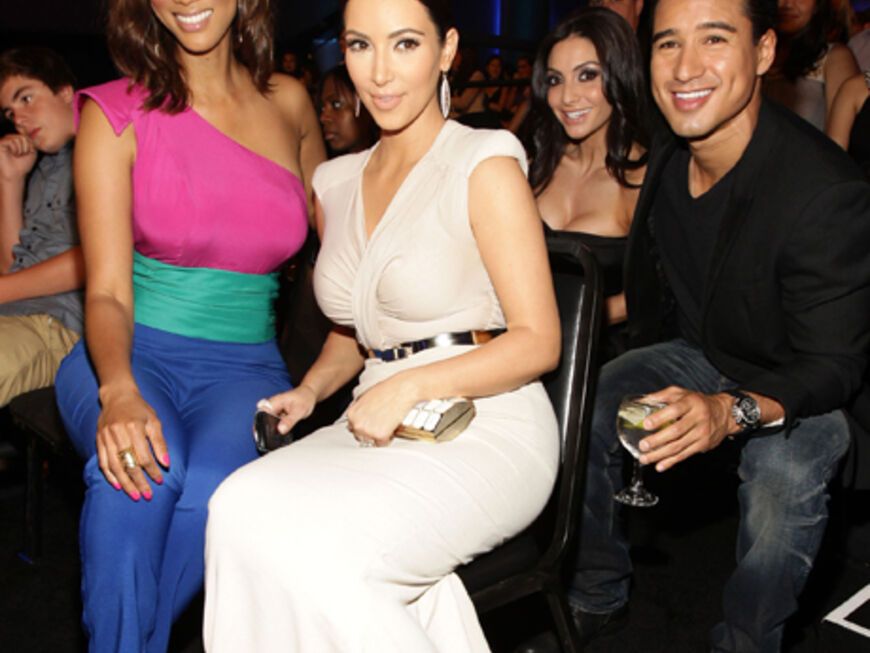 Tyra Banks, Kim Kardashian, Courtney Mazza und Mario Lopez in der ersten Reihe