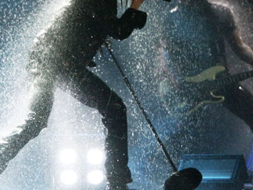 Im November 2007 überraschten Tokio Hotel bei den MTV Europe Music Awards mit ihrem Auftritt. Die Band ließ es bei "Durch den Monsun" von der Decke regnen 
