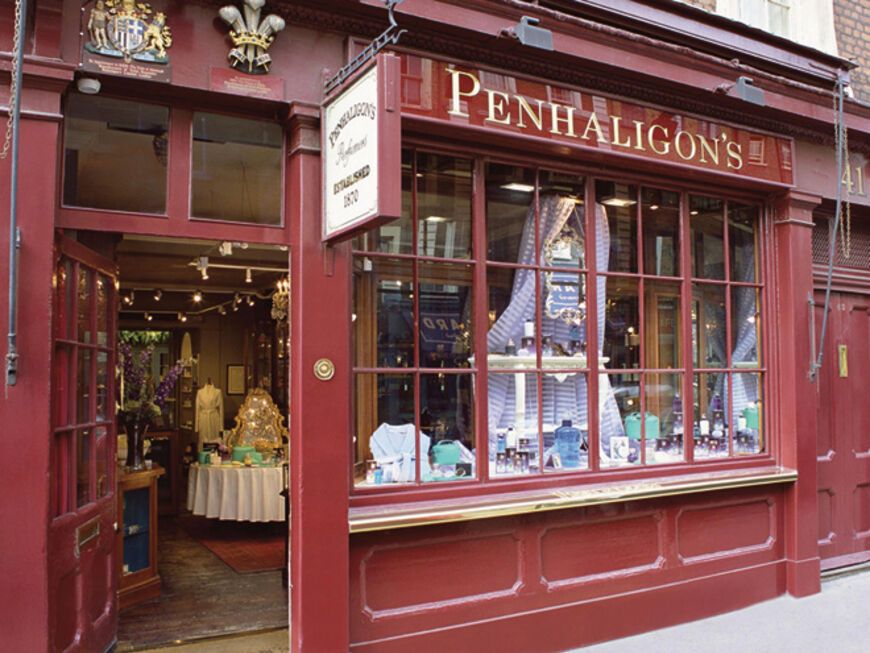 Penhaligon’s Store: 1872 verkaufte William Penhaligon in seinem Barber-Shop sein erstes Herrenparfum. Heute gibt es neben dem Klassiker „Hammam Bouquet“ noch 33 weitere exklusive Düfte für sie und ihn, viele davon in limitierten Sondereditionen, die nur in den Penhaligon’s-Stores erhältlich sind. Der Schönste: Der Laden in Mayfair, in dem auch Tilda Swinton und Kate Moss kaufen