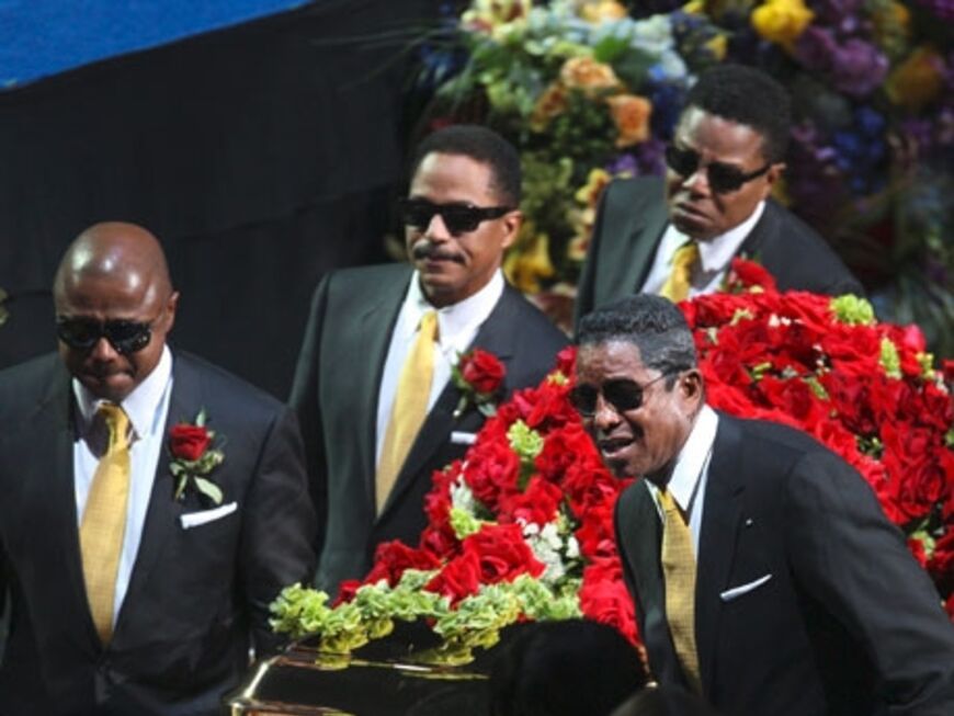 Mit einer bewegenden Zeremonie im Staples Center in Los Angeles wurde Michael Jackson verabschiedet. Die Trauerfeier wurde live im Fernsehen übertragen. Seine Brüder trugen den goldenen Sarg des Sängers - geschmückt mit unzähligen roten Rosen - in den Saal. Über zwei Stunden wurde der "King of Pop" geehrt und gefeiert