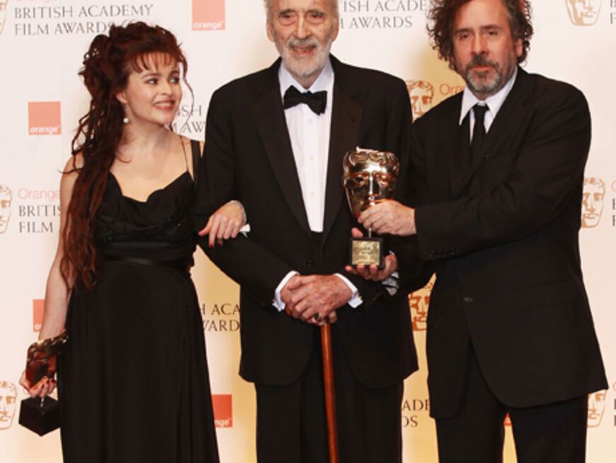 Regisseur Tim Burton und seine Partnerin, Schauspielerin Helena Bonham-Carter, gratulierten Christopher Lee zur Auszeichnung für sein Lebenswerk