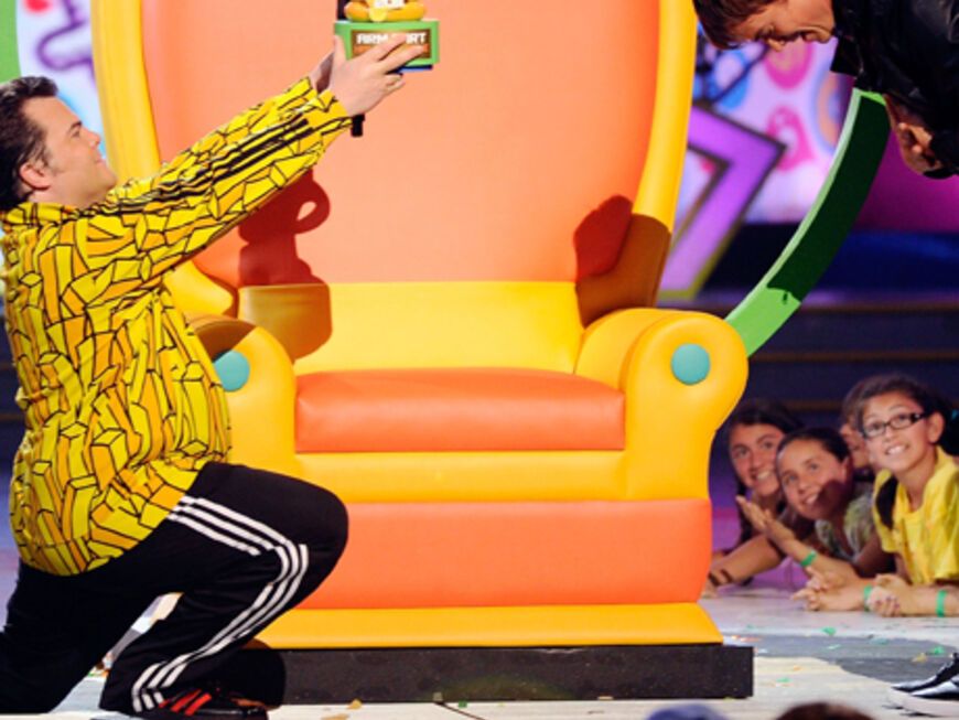 Jack Black geht vor Josh Duhamel, Freund von "Black Eyed Peas"-Sängerin Fergie, auf die Knie