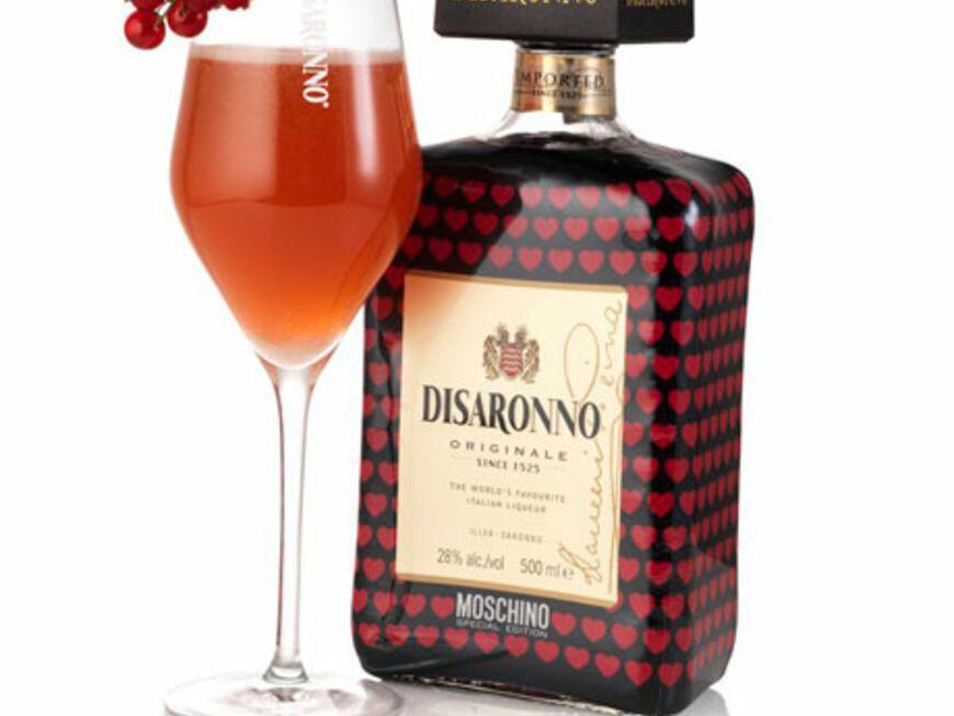 "Moschino loves Disaronno" - und wir lieben diese süße Herzchenflasche! Die limited Edition ist begrenzt erhältlich. Also, wer etwas Besonderes verschenken will, setzt hiermit ein richtiges Statement