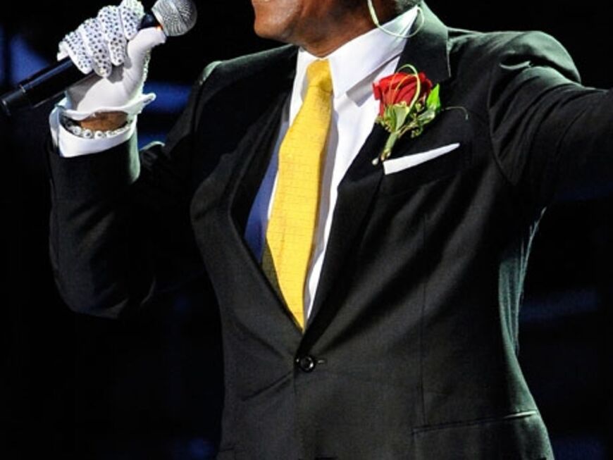 Jermaine Jackson singt voller Leidenschaft den Song "Smile" - ein Lieblingslied von Michael. Er ist den Tränen nahe